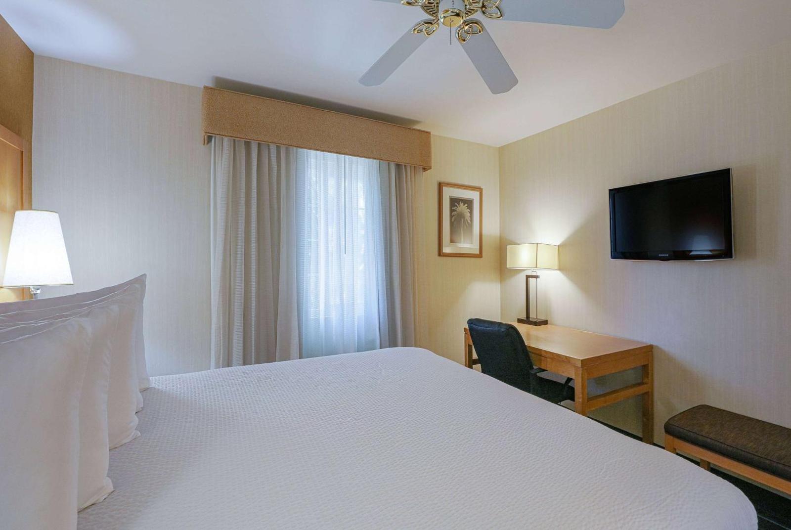 Ramada by Wyndham Costa Mesa/Newport Beach Main image 2